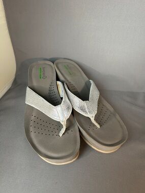 Baretraps Wedge Sandals Womens 9M Silver White Thong Flip Flops Memory Foam